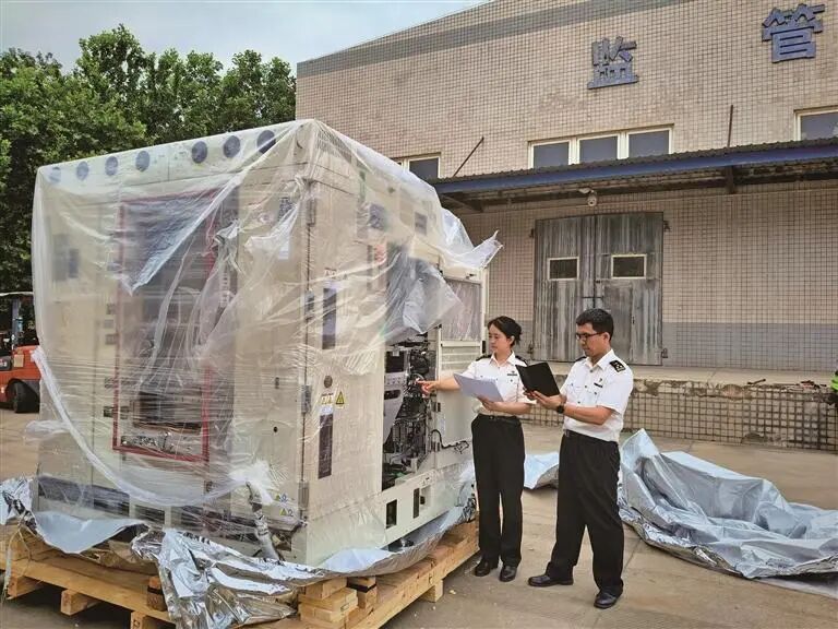 7月30日，关中海关关员在关中综合保税区对集成电路分选机开展查验作业。